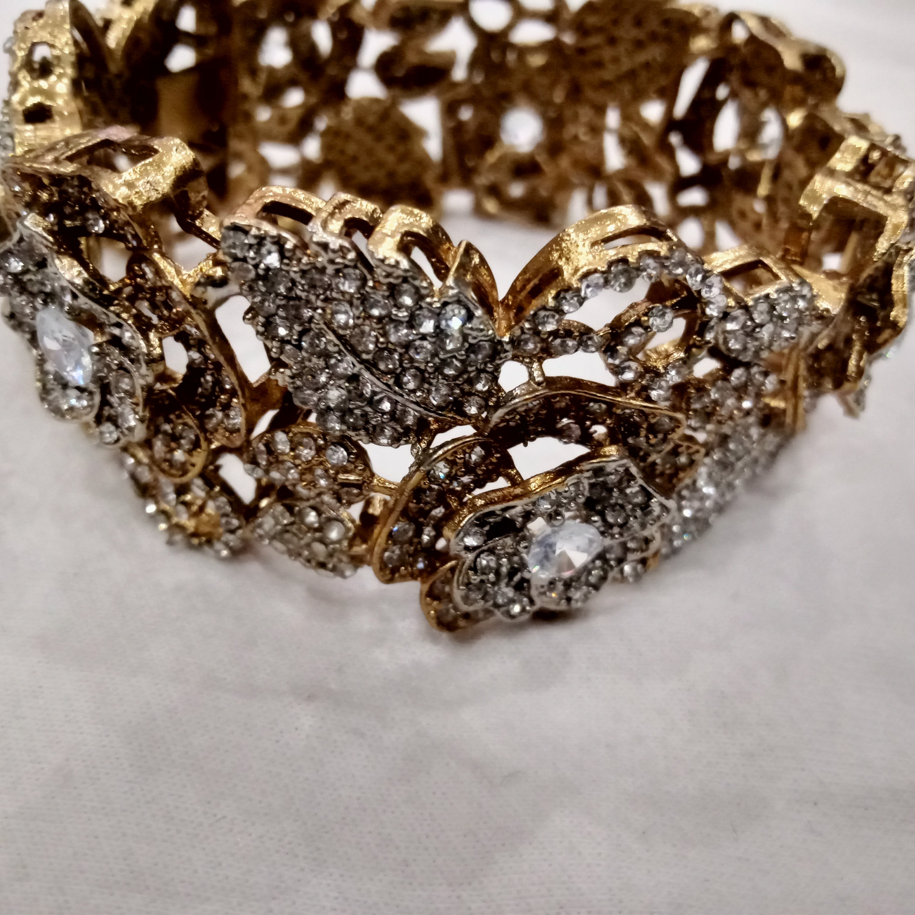 Royal Floral Filigree Bangle – Ornate Gold & Crystal Jewelry