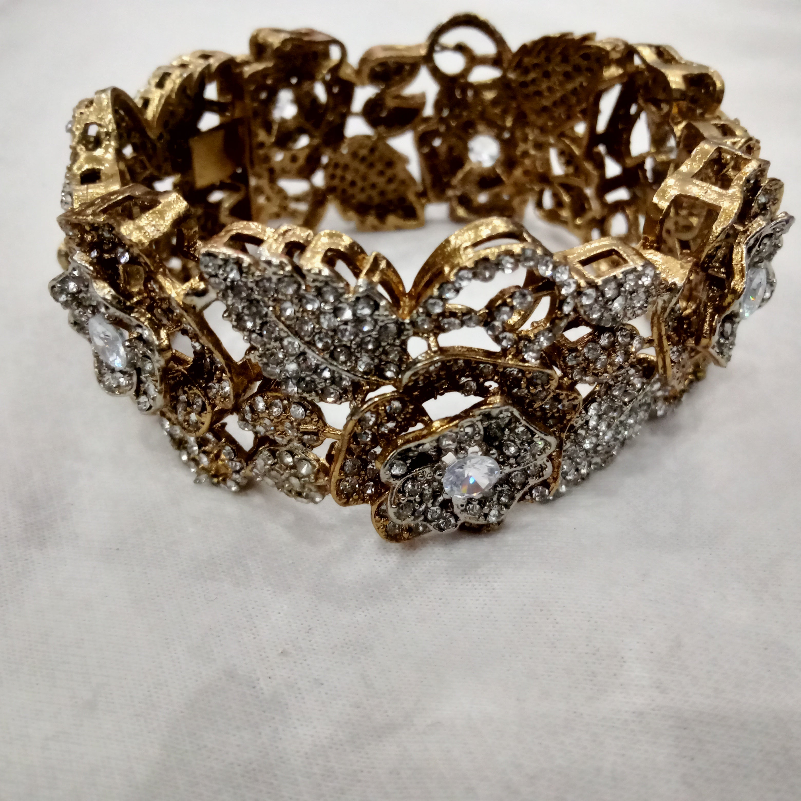 Royal Floral Filigree Bangle – Ornate Gold & Crystal Jewelry